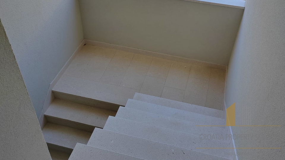 Zweistöckige Wohnung in attraktiver Lage 400 m vom Meer entfernt - Kaštela!