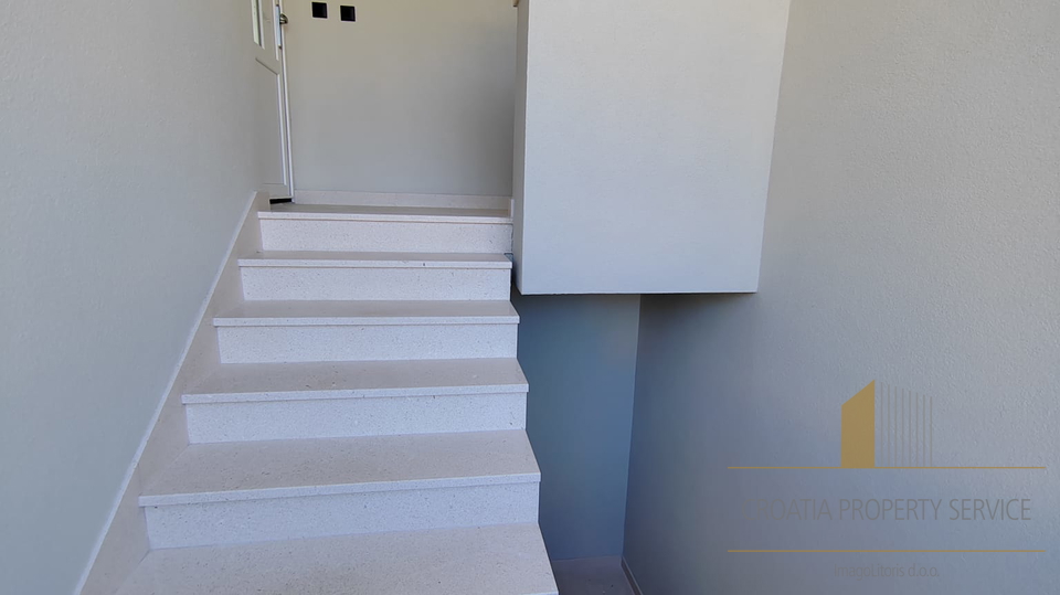 Zweistöckige Wohnung in attraktiver Lage 400 m vom Meer entfernt - Kaštela!