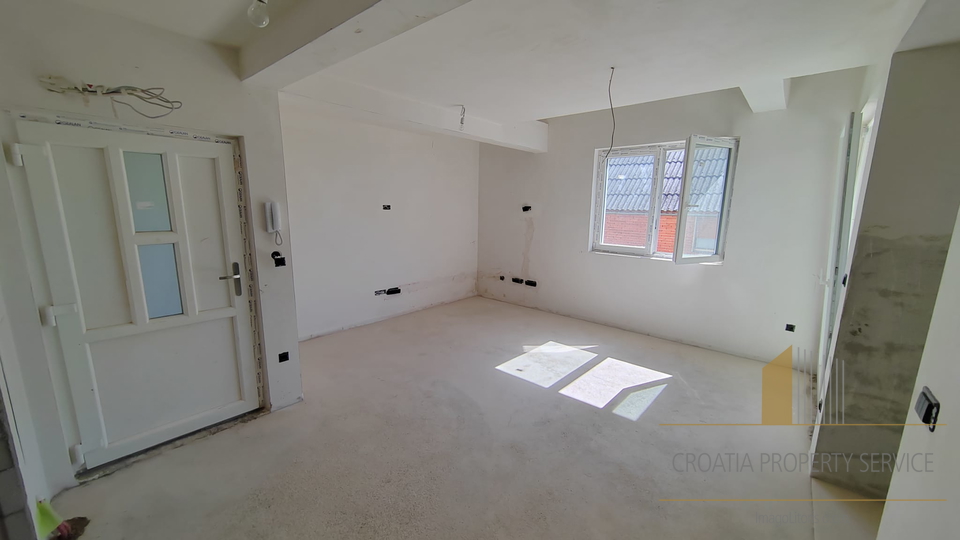 Zweistöckige Wohnung in attraktiver Lage 400 m vom Meer entfernt - Kaštela!