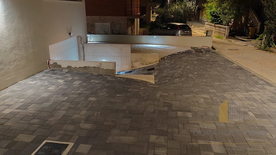 Zweistöckige Wohnung in attraktiver Lage 400 m vom Meer entfernt - Kaštela!