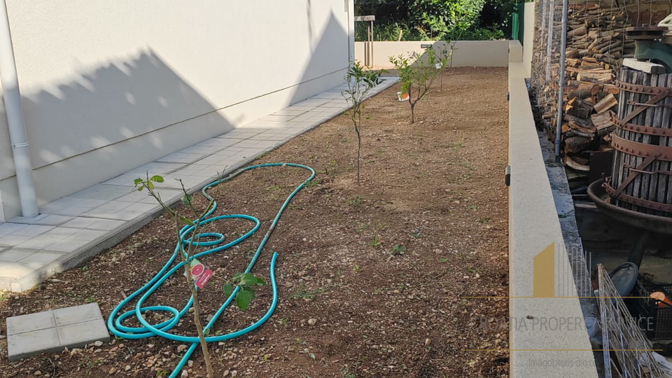 Zweistöckige Wohnung in attraktiver Lage 400 m vom Meer entfernt - Kaštela!