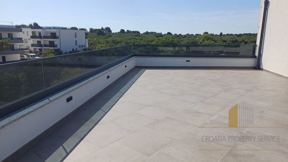 Luxury penthouse with a rooftop terrace 240 meters from the beach on the island of Čiovo!