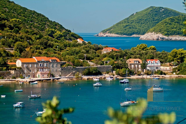 Land of 30,000 m2 with three old houses for renovation in the vicinity of Dubrovnik!