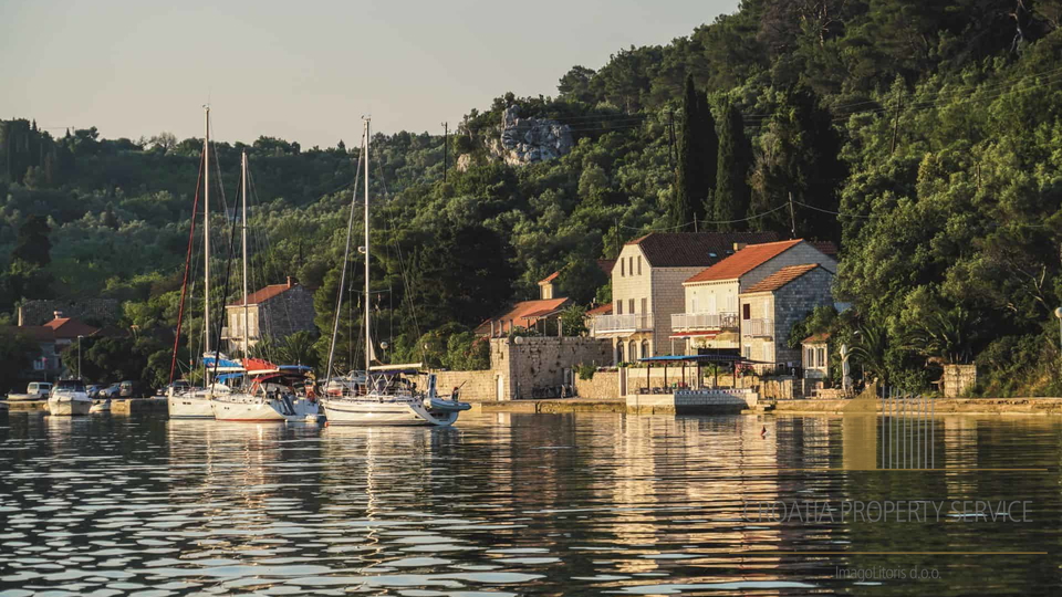 Zemljišče velikosti 30.000 m2 s tremi starimi hišami za obnovo v okolici Dubrovnika!