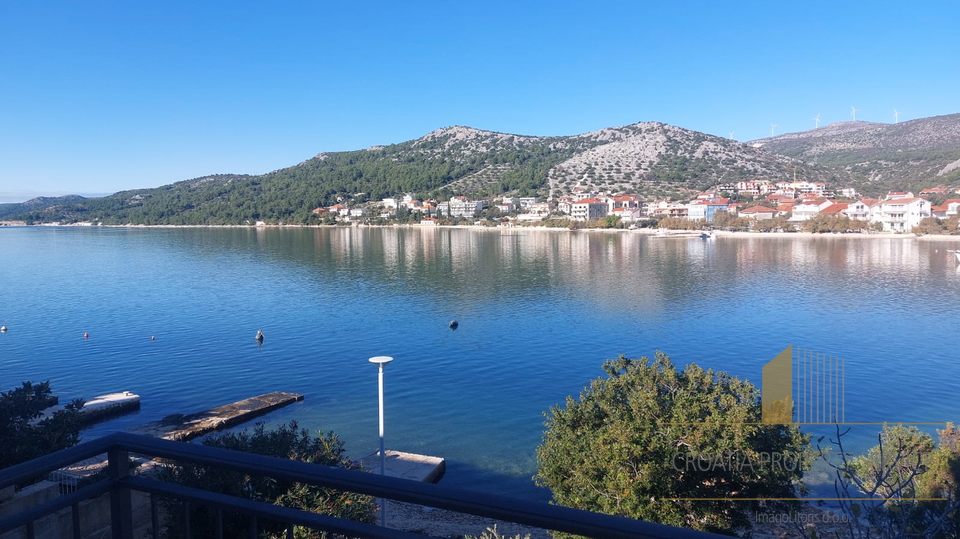 Neue Luxusvilla mit drei Apartments direkt am Strand in der Nähe von Trogir!