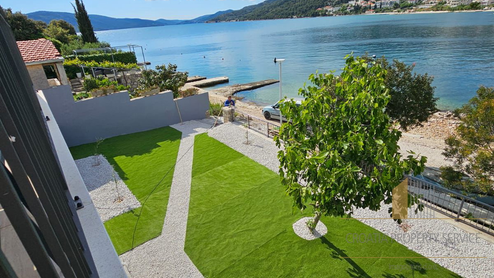 Neue Luxusvilla mit drei Apartments direkt am Strand in der Nähe von Trogir!