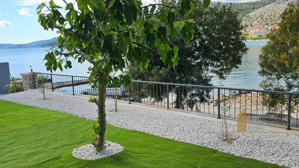 Neue Luxusvilla mit drei Apartments direkt am Strand in der Nähe von Trogir!