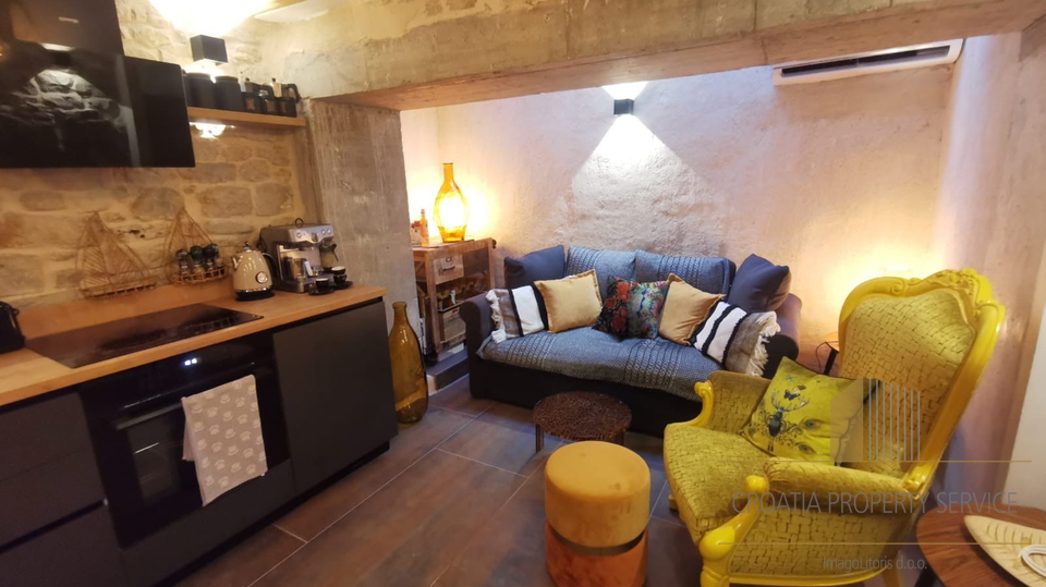 Čudovita prenovljena kamnita hiša v središču Kaštel Lukšića!