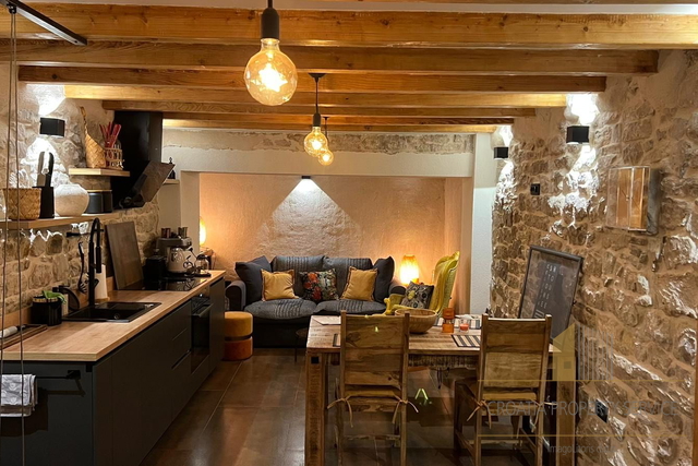 Čudovita prenovljena kamnita hiša v središču Kaštel Lukšića!