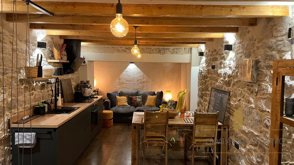 Čudovita prenovljena kamnita hiša v središču Kaštel Lukšića!