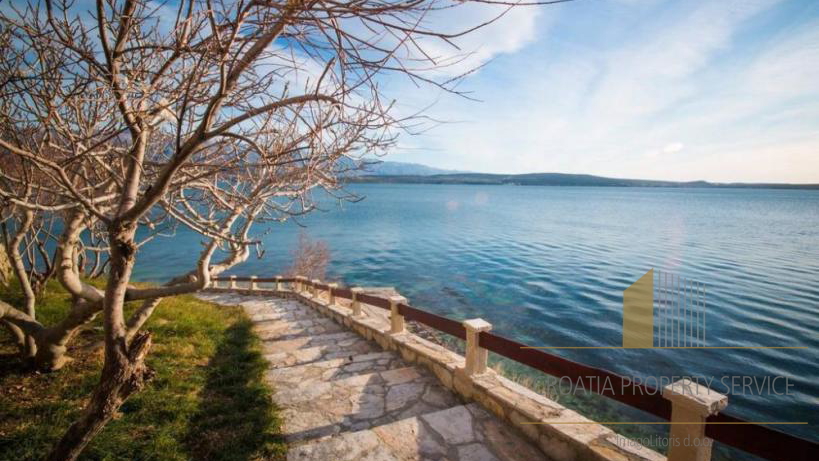 Hotel sa SPA centrom na ekskluzivnoj lokaciji prvi red do plaže - okolica Zadra!