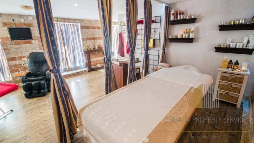 Hotel sa SPA centrom na ekskluzivnoj lokaciji prvi red do plaže - okolica Zadra!