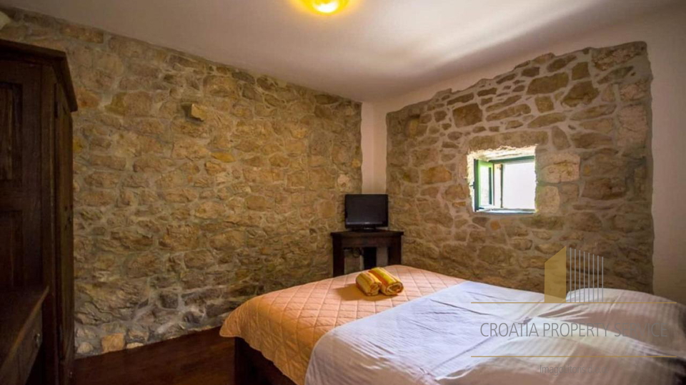 Two beautiful stone houses with a sea view and the Pelješac peninsula!