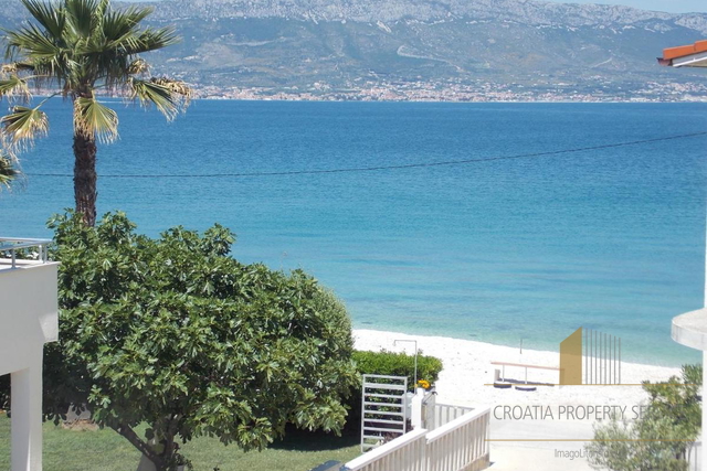 Impresivna apartmanska vila drugi red uz plažu na otoku Čiovu!