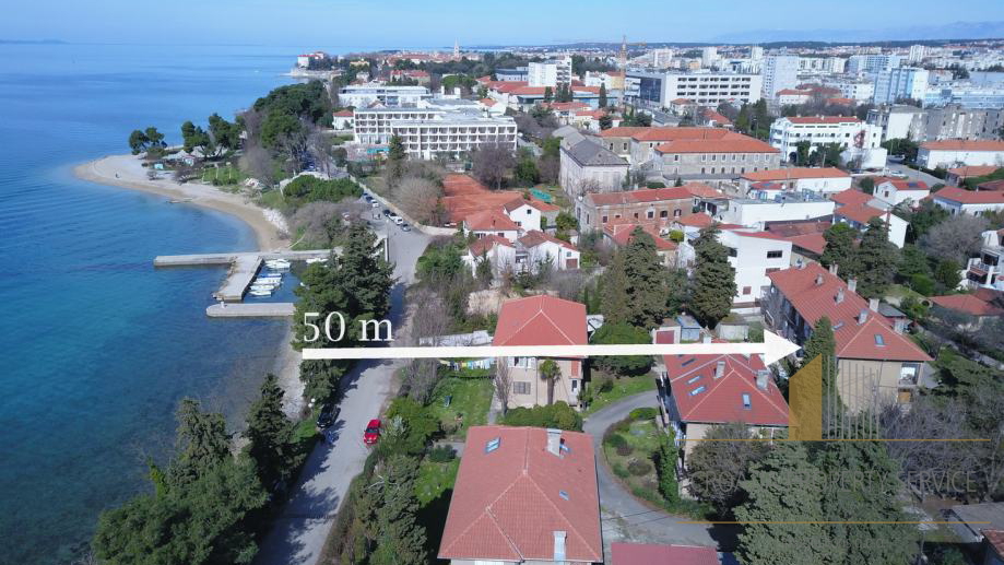 Просторная двухэтажная квартира в исключительном месте в 50 м от моря в Задаре!