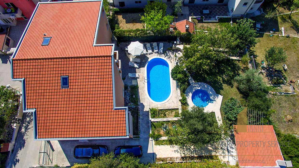 Splendida casa con appartamenti con vista aperta sul mare – Makarska!