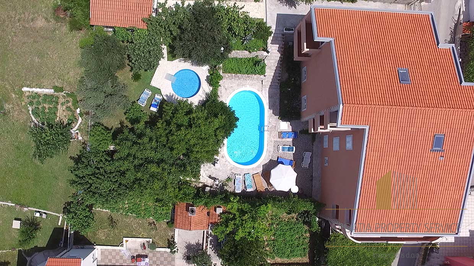 Splendida casa con appartamenti con vista aperta sul mare – Makarska!
