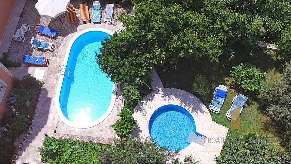 Splendida casa con appartamenti con vista aperta sul mare – Makarska!