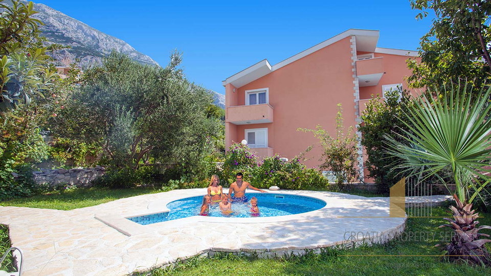 Splendida casa con appartamenti con vista aperta sul mare – Makarska!