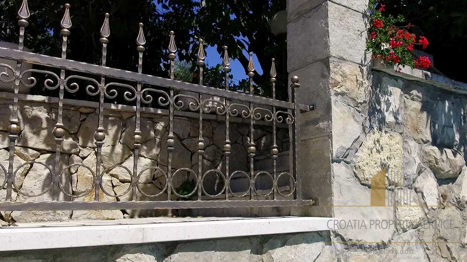 Splendida casa con appartamenti con vista aperta sul mare – Makarska!