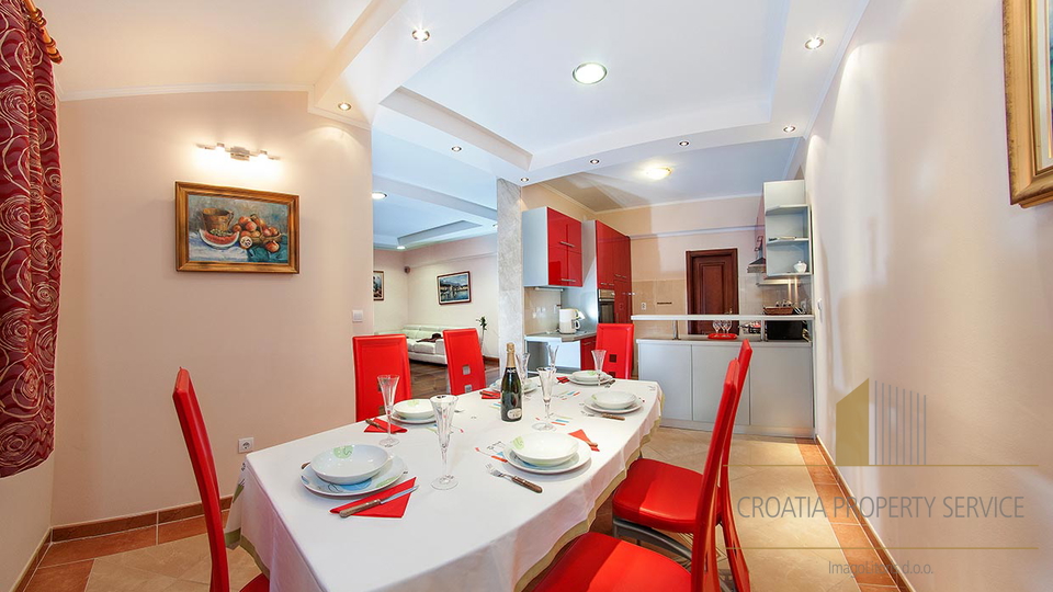 Splendida casa con appartamenti con vista aperta sul mare – Makarska!