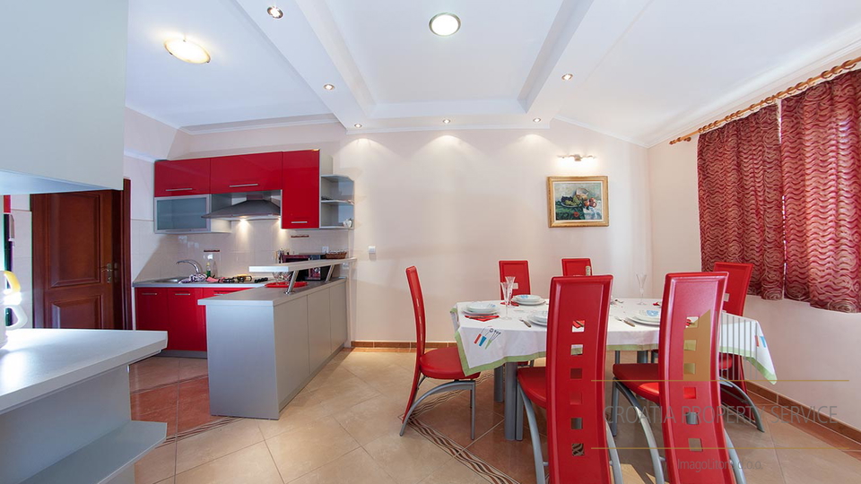 Splendida casa con appartamenti con vista aperta sul mare – Makarska!