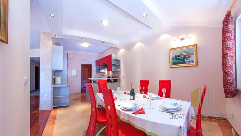 Splendida casa con appartamenti con vista aperta sul mare – Makarska!