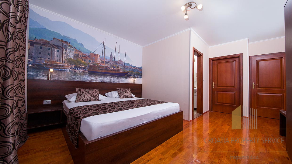 Splendida casa con appartamenti con vista aperta sul mare – Makarska!