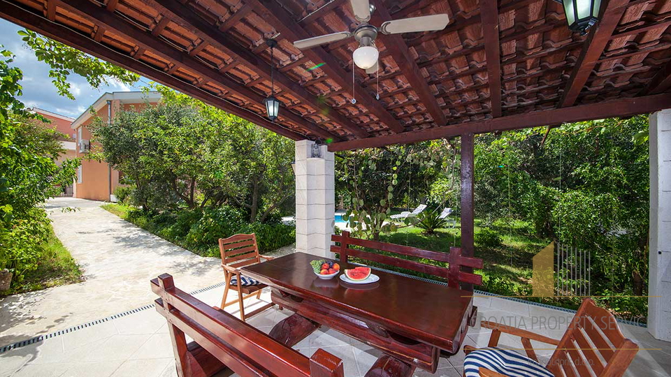 Splendida casa con appartamenti con vista aperta sul mare – Makarska!