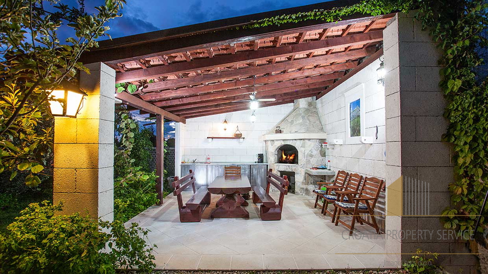 Splendida casa con appartamenti con vista aperta sul mare – Makarska!