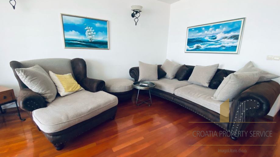 Attractive three-room apartment with garage, first row by the beach - Žnjan, Split!