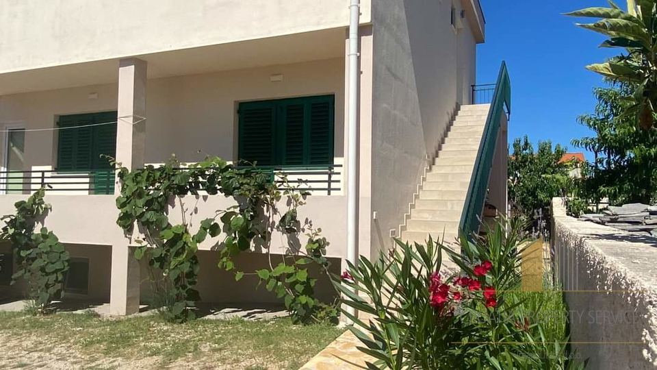 Apartmajska hiša na mirni lokaciji v bližini plaže - Rogoznica!