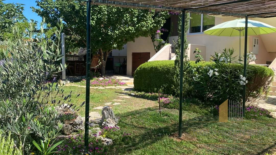 Apartmajska hiša na mirni lokaciji v bližini plaže - Rogoznica!