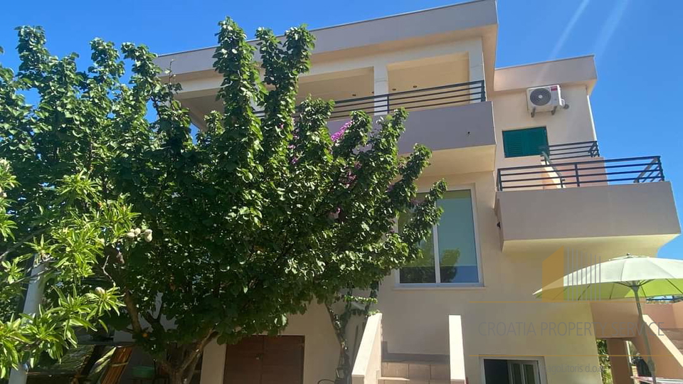 Apartmajska hiša na mirni lokaciji v bližini plaže - Rogoznica!