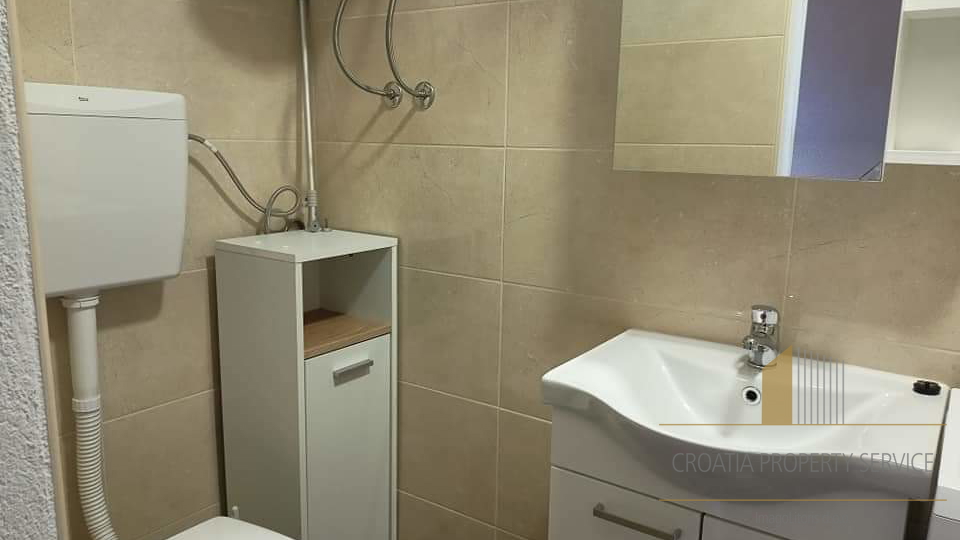 Apartmajska hiša na mirni lokaciji v bližini plaže - Rogoznica!