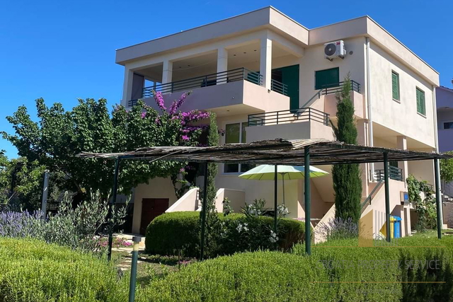 Apartmenthaus in ruhiger Lage in Strandnähe - Rogoznica!