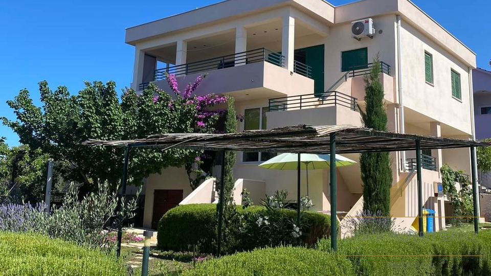 Apartmajska hiša na mirni lokaciji v bližini plaže - Rogoznica!