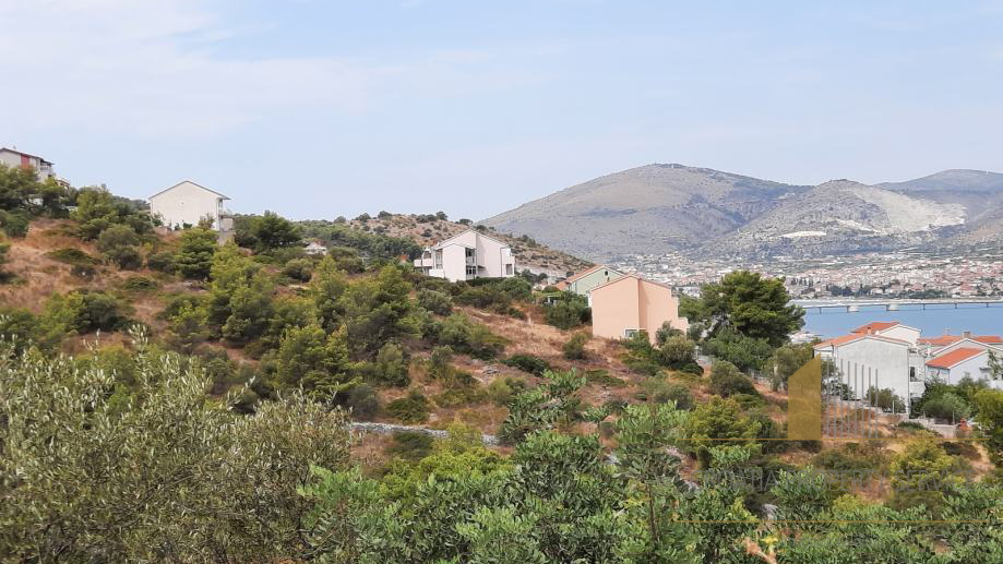 Terreno edificabile a Čiovo con vista mare
