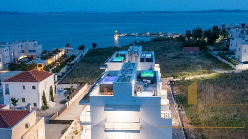 Luxury villa with a roof terrace and a beautiful view 100 m from the sea - Privlaka, Zadar!