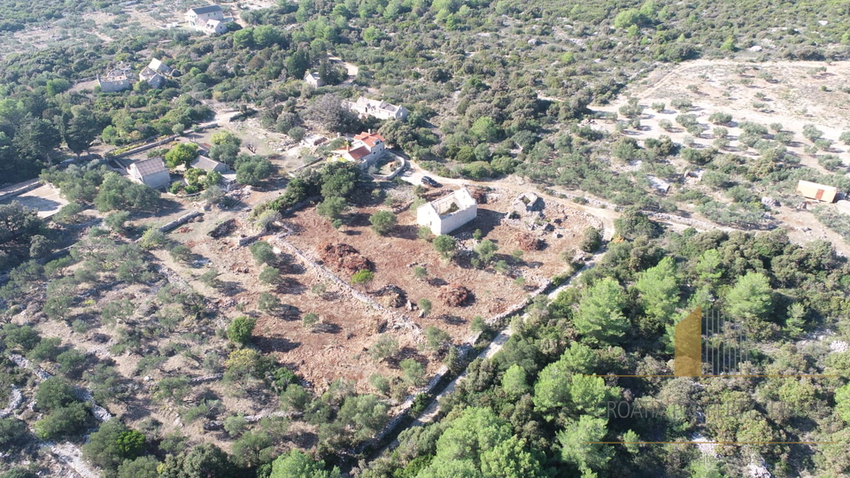 Zemljište s objektom za rekonstrukciju i predivnim pogledom na more – otok Brač!