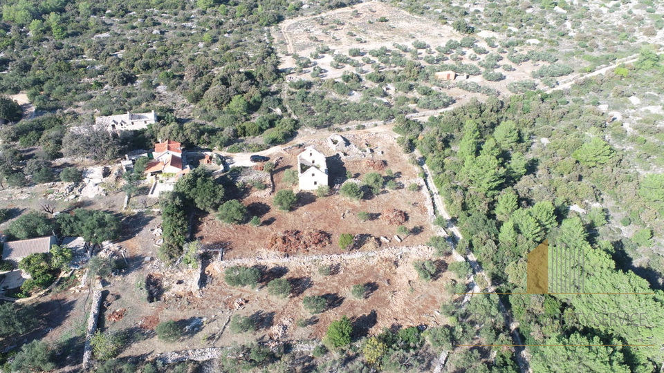 Zemljište s objektom za rekonstrukciju i predivnim pogledom na more – otok Brač!