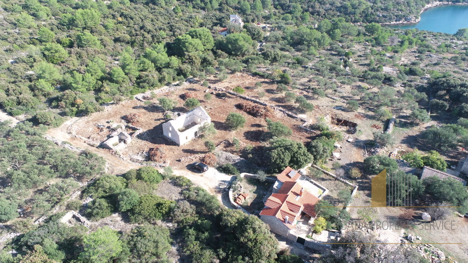 Zemljište s objektom za rekonstrukciju i predivnim pogledom na more – otok Brač!