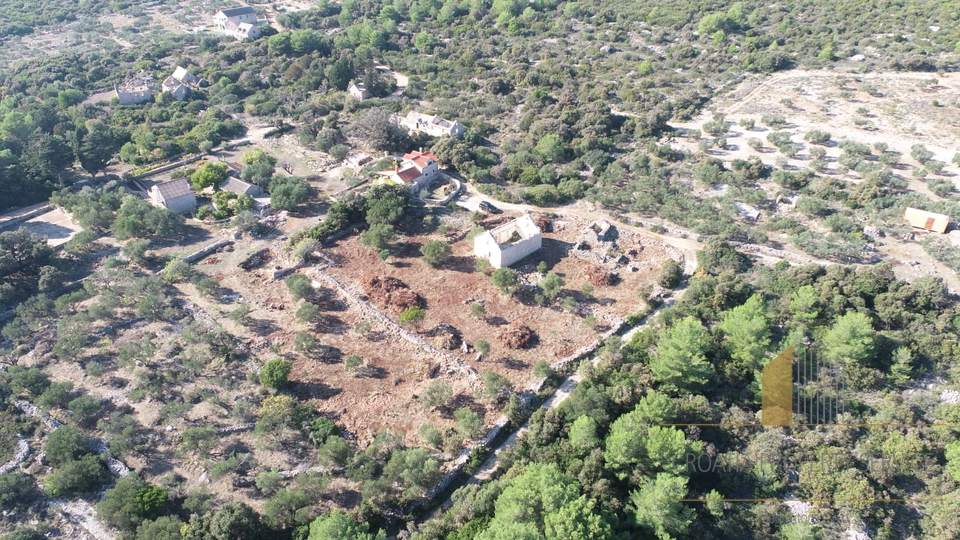 Zemljište s objektom za rekonstrukciju i predivnim pogledom na more – otok Brač!