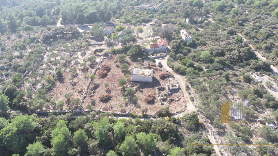 Zemljište s objektom za rekonstrukciju i predivnim pogledom na more – otok Brač!