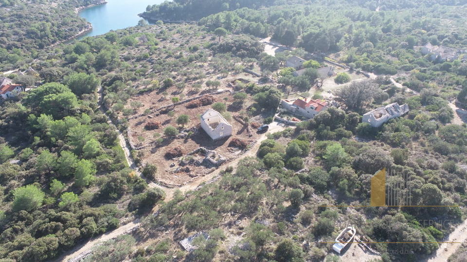 Zemljište s objektom za rekonstrukciju i predivnim pogledom na more – otok Brač!