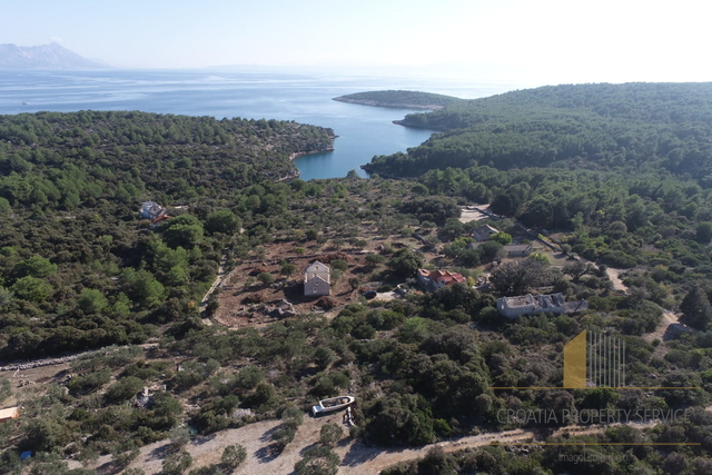 Zemljište s objektom za rekonstrukciju i predivnim pogledom na more – otok Brač!