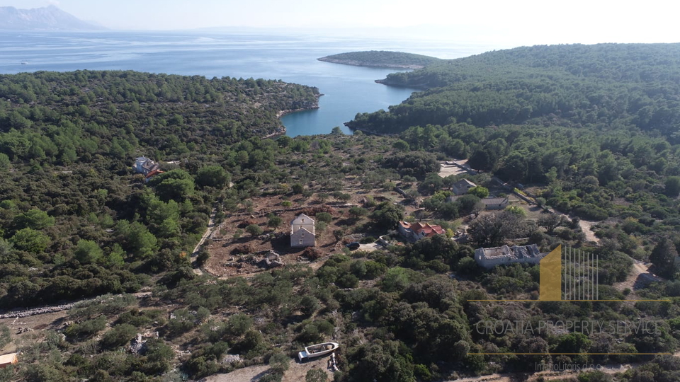 Zemljište s objektom za rekonstrukciju i predivnim pogledom na more – otok Brač!