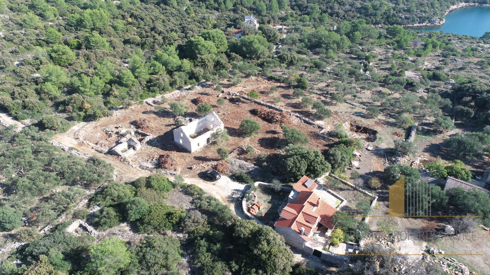 Zemljište s objektom za rekonstrukciju i predivnim pogledom na more – otok Brač!