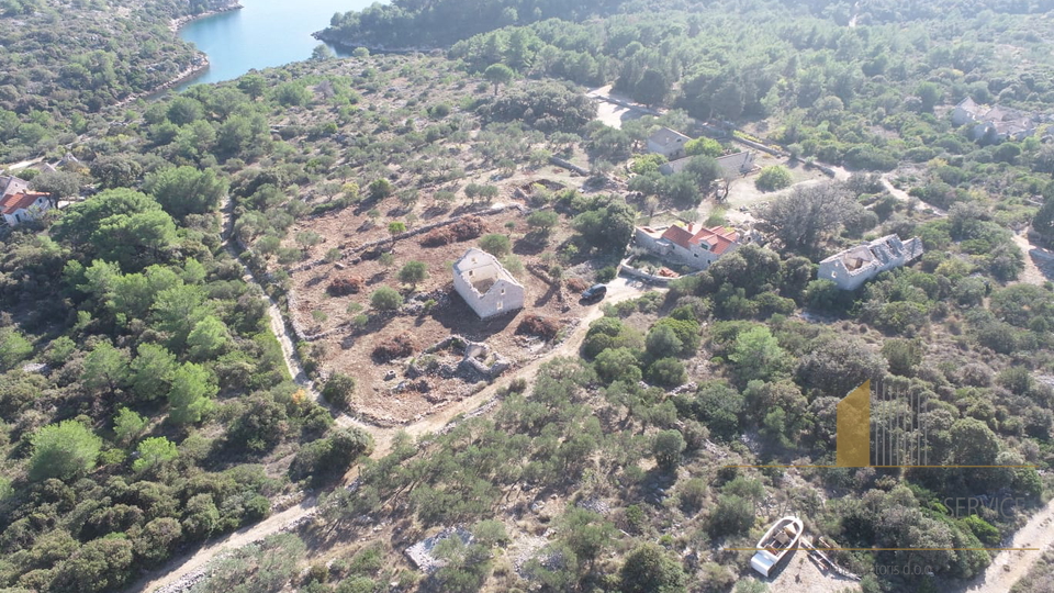 Zemljište s objektom za rekonstrukciju i predivnim pogledom na more – otok Brač!
