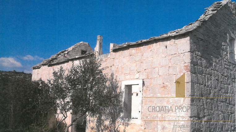 Zemljište s objektom za rekonstrukciju i predivnim pogledom na more – otok Brač!